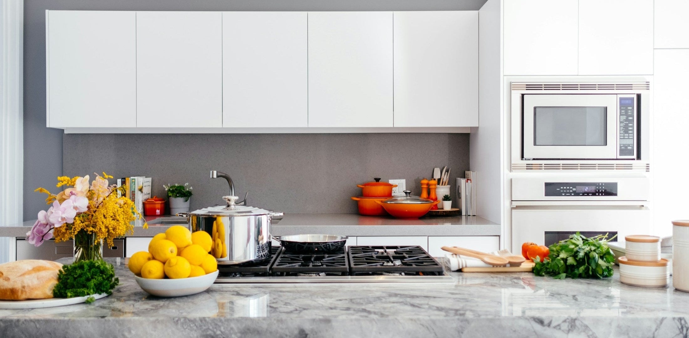 Belle cuisine avec accessoires sur plan de travail